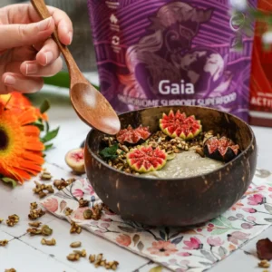 Cremige Smoothie-Bowl mit Avocado, Feigen und ballaststoffreichem Superfood.