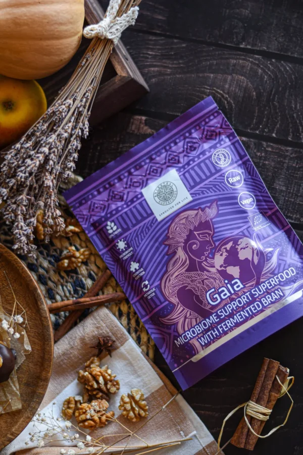 Gaia Superfood-Pulver auf Holztisch mit Lavendel, Zimt und Walnüssen – natürliche Balance für den Darm