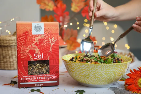Bunter Salat mit gegrilltem Pfirsich, Granatapfel und SOL Knuspermüsli – kreative Anwendungsidee