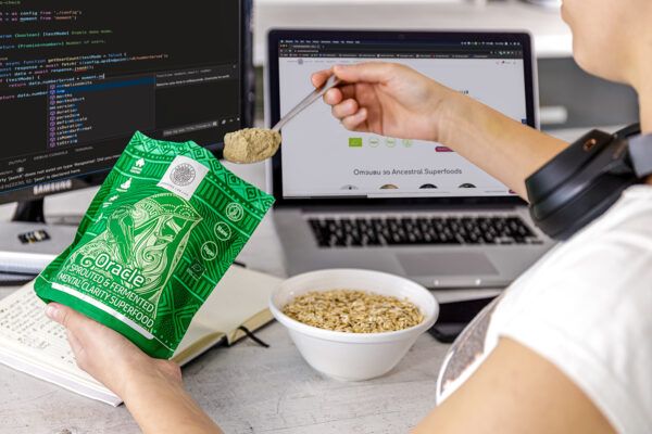 oracle-superfood-pulver-am-schreibtisch-essen