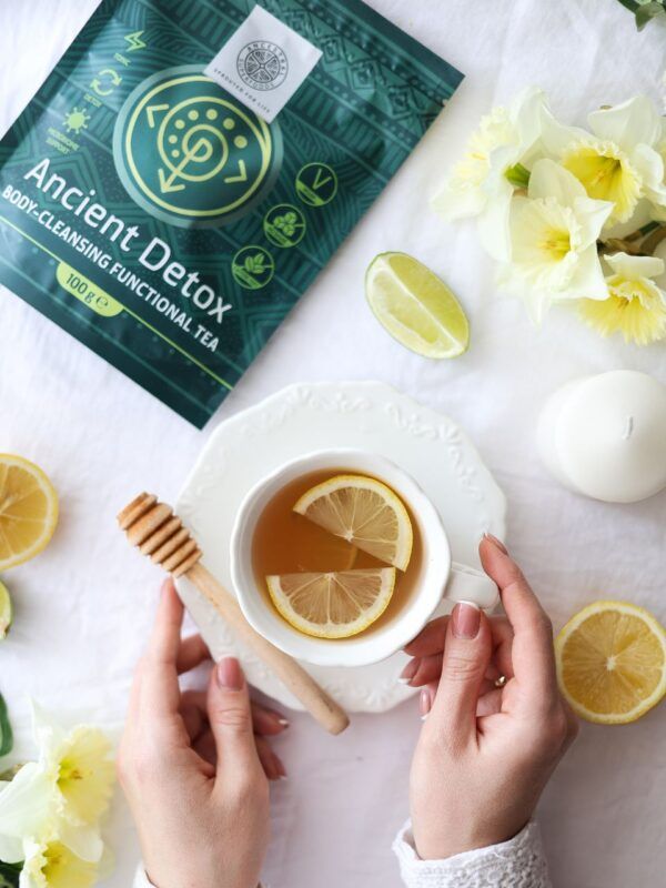 Ancient Detox Kräutertee in der Tasse
