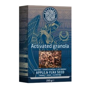 Angekeimtes Granola mit Apfel und Leinsamen – Verpackung leicht zur Seite gedreht.