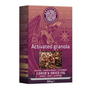 Angekeimtes Knuspermüsli mit Carobpulver und getrockneten Feigen – Verpackung leicht gedreht.