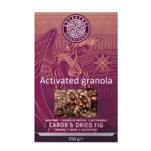 Angekeimtes Knuspermüsli mit Carobpulver und getrockneten Feigen –Vorderansicht der Verpackung.